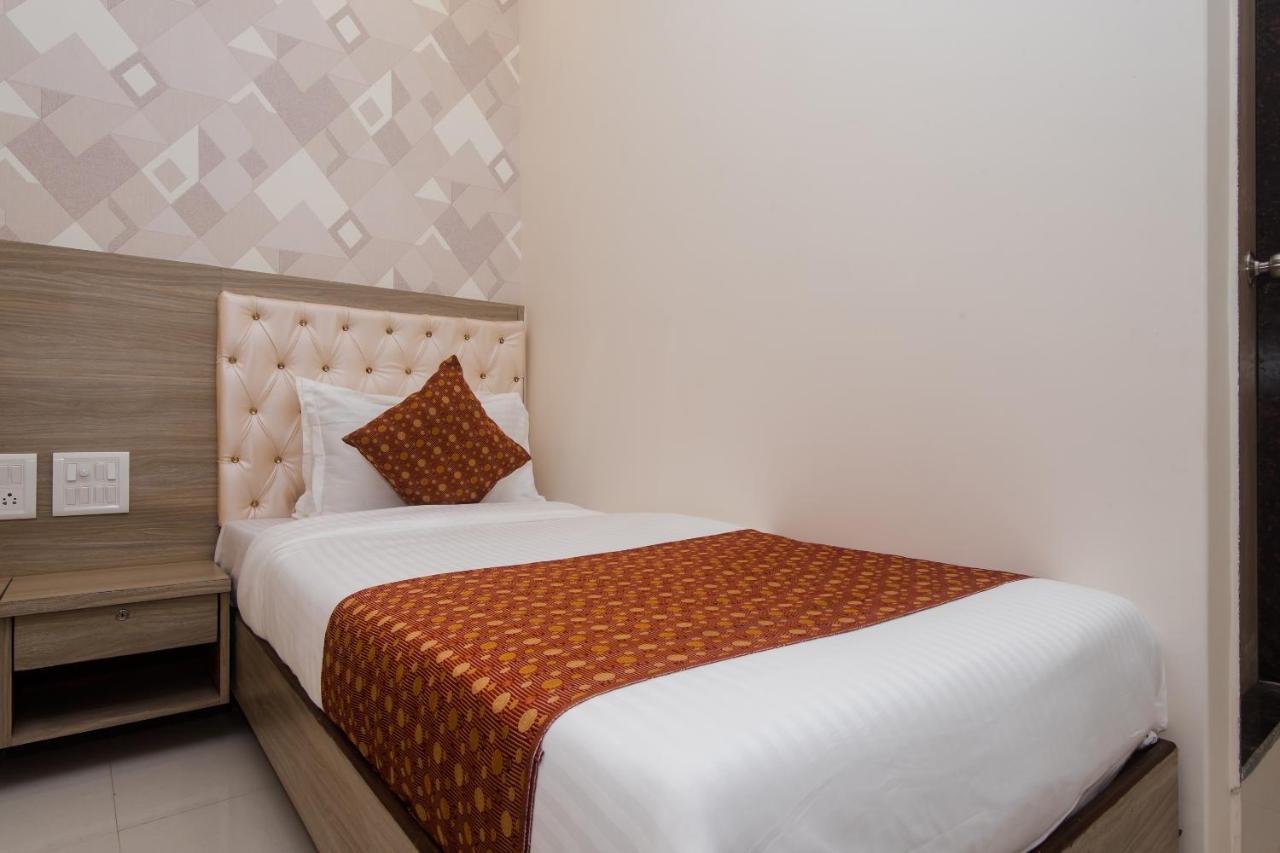 Oyo 14056 Golden Arch Hotel Мумбай Екстериор снимка